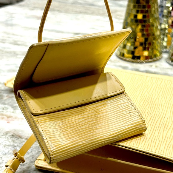 Bundle Louis Vuitton Authentic Epi Leather Shoulder Bag with Matching Compact - Picture 7 of 10